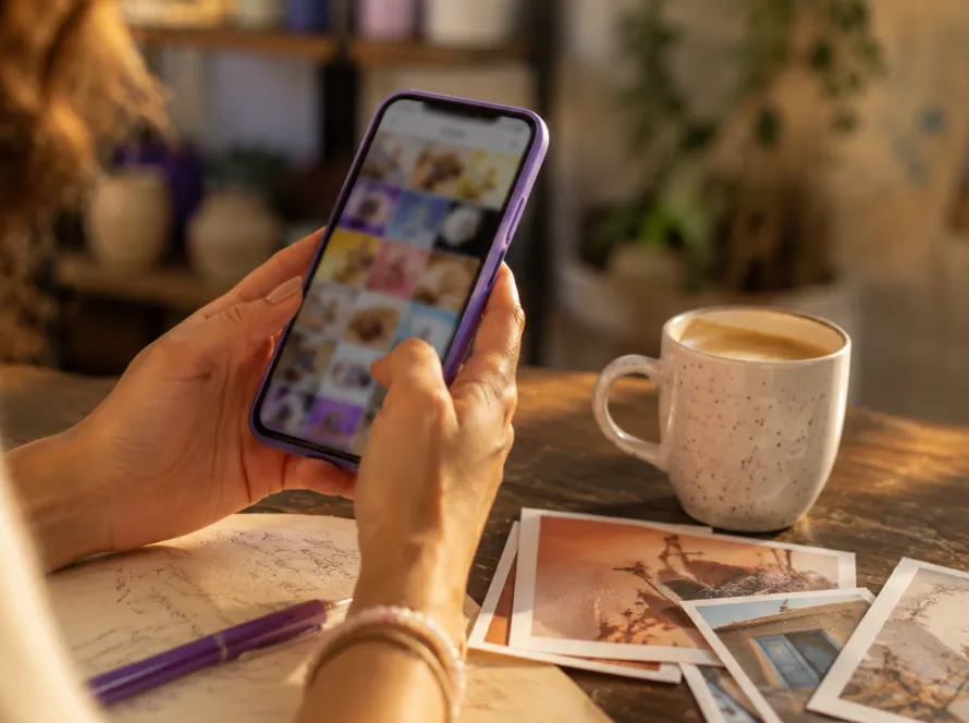 Commerçante tunisienne qui planifie ses publications réseaux sociaux depuis sa boutique